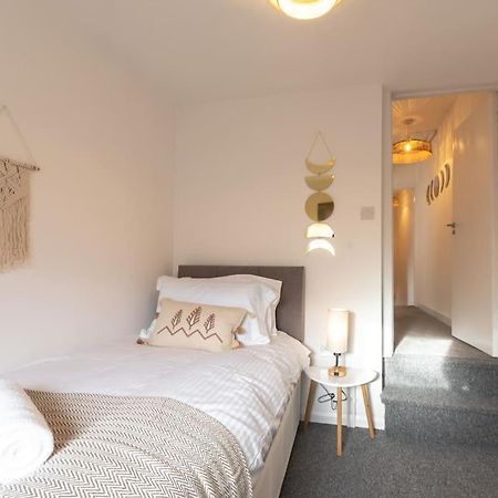 Beautiful 4 Bedroom House Reading Bagian luar foto