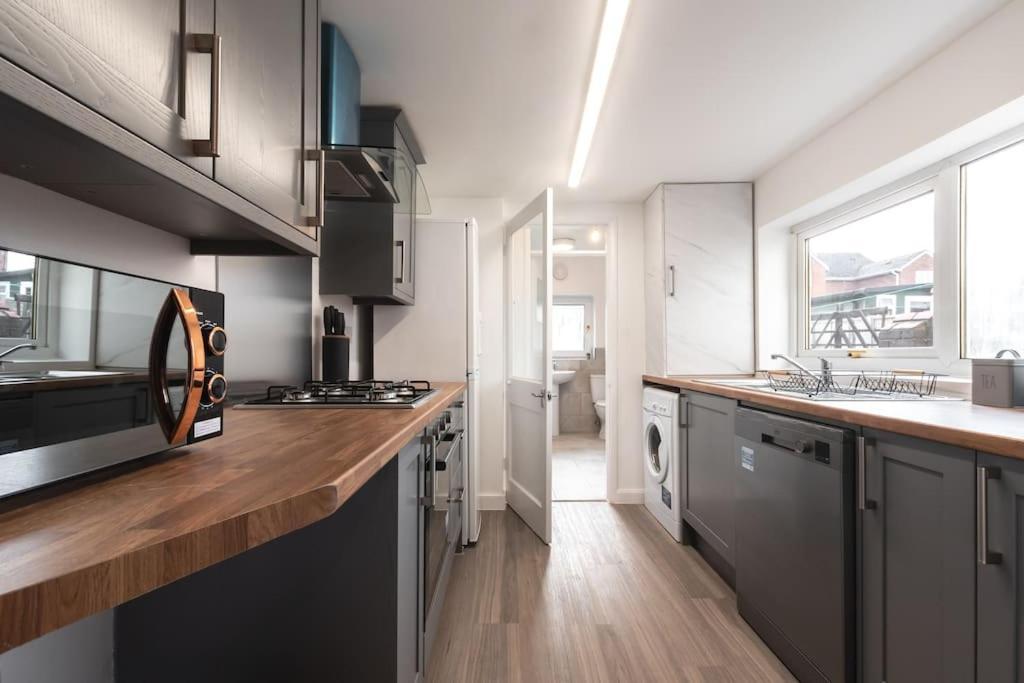 Beautiful 4 Bedroom House Reading Bagian luar foto