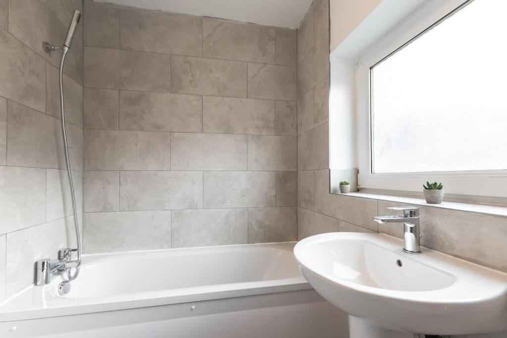 Beautiful 4 Bedroom House Reading Bagian luar foto